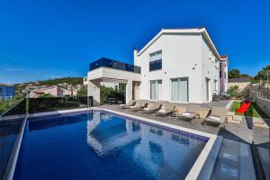 Bazén v ubytovaní Villa Le Soleil alebo v jeho blízkosti