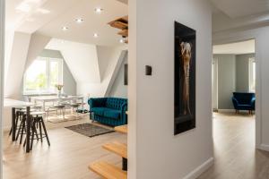 salon i jadalnia z niebieską kanapą w obiekcie Szafir Apartament w Kołobrzegu
