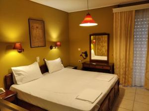 Un pat sau paturi într-o cameră la Hotel Romantica