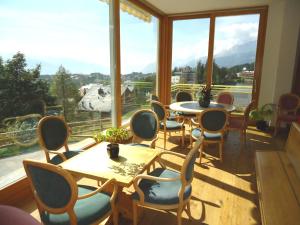 Un restaurante o sitio para comer en Grand Hôtel du Parc