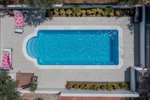 - une vue sur la piscine dans l'établissement Compelx with detached house and spacious apartment, à Stari Grad
