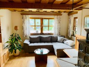 Ein Sitzbereich in der Unterkunft Ferienwohnung Stadlmann