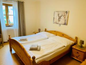 ein Schlafzimmer mit einem Holzbett mit Handtüchern darauf in der Unterkunft Ferienwohnung Stadlmann in St. Wolfgang