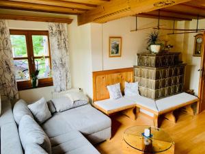 Ein Sitzbereich in der Unterkunft Ferienwohnung Stadlmann