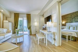 Postel nebo postele na pokoji v ubytování Madrigale Panoramic Lifestyle & Soulful Hotel