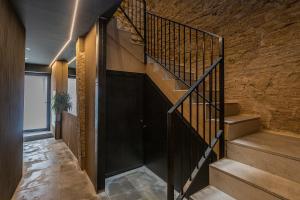 una escalera en una casa con una pared de ladrillo en Apartaestudios Evolution Luxury, en Alicante