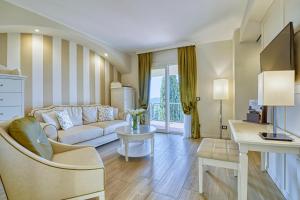 ein Wohnzimmer mit einem Sofa und einem Tisch in der Unterkunft Madrigale Panoramic Lifestyle & Soulful Hotel in Costermano sul Garda