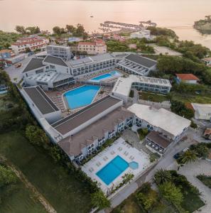 uma vista aérea de um resort com duas piscinas em Zante Sun Resort em Lithakia