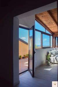 Drzwi do pokoju z balkonem w obiekcie Gli zii di Sicilia - casa vacanze w mieście Capri Leone