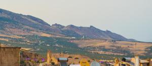uitzicht op een berg met bergen op de achtergrond bij Riad Haddaji Fes in Fès