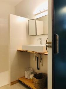 A bathroom at Gîte à 10 minutes d'Anduze, au pied des Cévennes