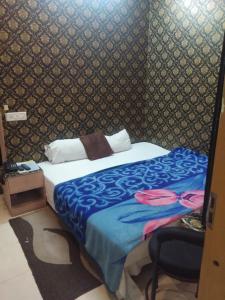 Postel nebo postele na pokoji v ubytování DS Residency Varanasi-Prime Location-Parking