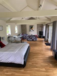 Postel nebo postele na pokoji v ubytování Hemples Lodge