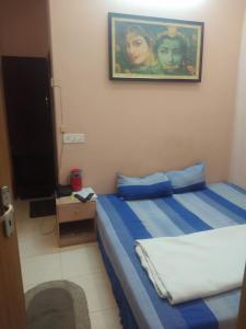 Postel nebo postele na pokoji v ubytování DS Residency Varanasi-Prime Location-Parking