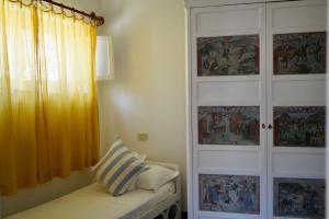 Habitación con puerta, ventana y cortina en Two bedrooms Capri style home near Piazzetta, en Capri
