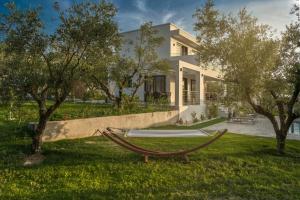 Zahrada ubytování Johnny's White Luxury Villa + 37 fotografií