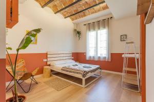Cette chambre comprend un lit et une échelle. dans l'établissement Bird House, à Barcelone