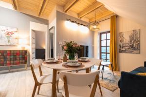 een eetkamer met een tafel en stoelen in een kamer bij Apartament Liściasty 2 z widokiem na góry - Dream Apart in Ustroń
