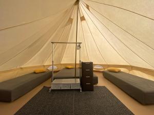 ein Zelt mit 2 Betten und ein Zimmer mit einem Zelt in der Unterkunft Mereoja Camping in Kõrkküla