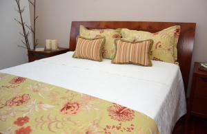 a bedroom with a bed with white sheets and pillows at Desconectaenlasriasbaixas Campelo playa in Poio
