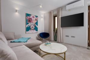 Televízia a/alebo spoločenská miestnosť v ubytovaní Apartmani Đogaš