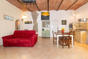 宛圖里那的住宿－Casetta Max - Venturina Terme，客厅配有红色的沙发和桌子