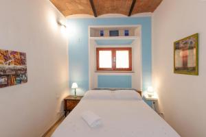宛圖里那的住宿－Casetta Max - Venturina Terme，一间卧室设有一张床和一个窗口