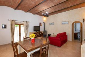 宛圖里那的住宿－Casetta Max - Venturina Terme，客厅配有桌子和红色沙发