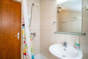 y baño con lavabo y espejo. en Apartment Matej, en Dubrovnik