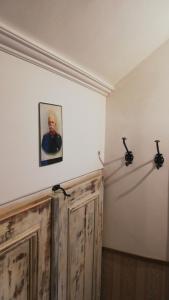 una habitación con una foto de un hombre en la pared en Apartma Caprivi Zavod za razvoj turizma Kočevski rog, en Kočevje