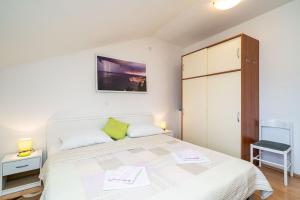 1 dormitorio con 1 cama blanca grande y armario en Apartment Matej, en Dubrovnik