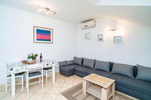 sala de estar con sofá azul y mesa en Apartment Matej, en Dubrovnik