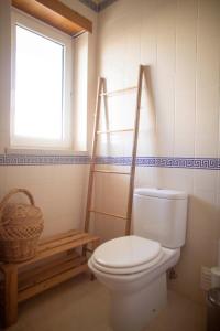 ein Bad mit einem weißen WC und einem Fenster in der Unterkunft Middle of the bay 2 bedroom apartment in Ferrel