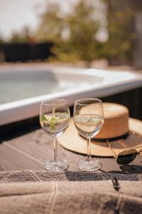 dos vasos de vino blanco sentados en una mesa en REST Rusinowo, en Rusinowo
