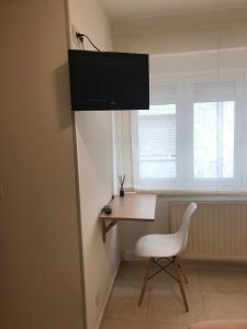 een bureau en een stoel in een kamer met een raam bij Pensión Cantabrico in Navia