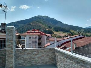 En generel udsigt til bjerge eller udsigt til bjerge taget fra feriehuset