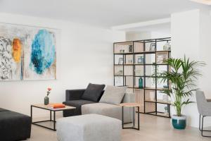 salon z kanapą i półką na książki w obiekcie Aparthotel Marina Drach w Porto Cristo +15 zdjęć