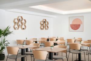 une salle à manger avec des tables et des chaises dans l'établissement Aparthotel Marina Drach, à Porto Cristo