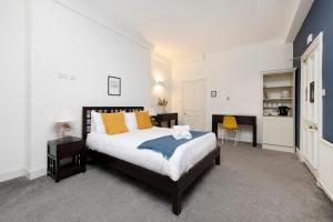 a bedroom with a bed and a desk in it at ALTIDO Haymarket in Edinburgh