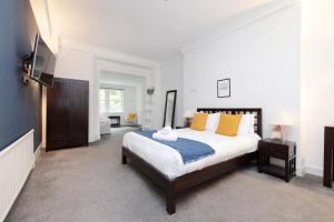 - une chambre avec un grand lit et une télévision dans l'établissement ALTIDO Haymarket, à Édimbourg