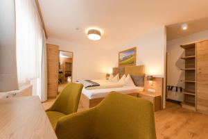 Katil atau katil-katil dalam bilik di Hotel Oberwirt - nahe an Saalbach und Zell am See, Viehhofen Sommercard
