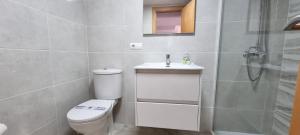 Kúpeľňa v ubytovaní Homes of Spain, Apartamentos Paraíso, Ed Palmerston, Atico B a pie de Playa, piscina privada en solárium, WI-FI