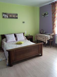 um quarto com uma cama e uma mesa em AU COEUR DE L'ENCLAVE em Moeuvres