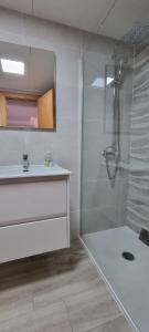 Kúpeľňa v ubytovaní Homes of Spain, Apartamentos Paraíso, Ed Palmerston, Atico B a pie de Playa, piscina privada en solárium, WI-FI