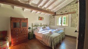um quarto com uma cama e uma parede de pedra em Ulle Gorri Rural House - Casa Rural em Unzá