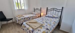 Posteľ alebo postele v izbe v ubytovaní Homes of Spain, Apartamentos Paraíso, Ed Palmerston, Atico B a pie de Playa, piscina privada en solárium, WI-FI + 37 fotografií