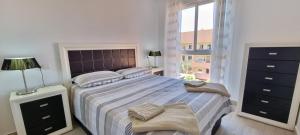 Posteľ alebo postele v izbe v ubytovaní Homes of Spain, Apartamentos Paraíso, Ed Palmerston, Atico B a pie de Playa, piscina privada en solárium, WI-FI