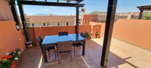 Balkón alebo terasa v ubytovaní Homes of Spain, Apartamentos Paraíso, Ed Palmerston, Atico B a pie de Playa, piscina privada en solárium, WI-FI