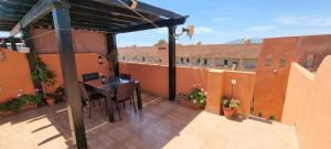 Balkón alebo terasa v ubytovaní Homes of Spain, Apartamentos Paraíso, Ed Palmerston, Atico B a pie de Playa, piscina privada en solárium, WI-FI