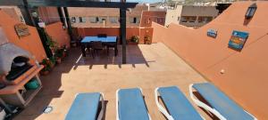 Balkón alebo terasa v ubytovaní Homes of Spain, Apartamentos Paraíso, Ed Palmerston, Atico B a pie de Playa, piscina privada en solárium, WI-FI